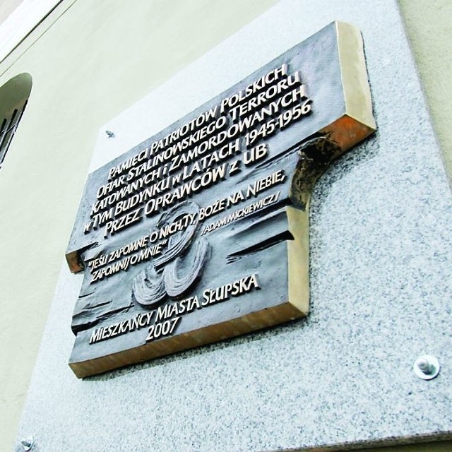 Tablica pamiątkowa na kamienicy przy ul. Kilińskiego 41 przed uroczystym odsłonięciem.