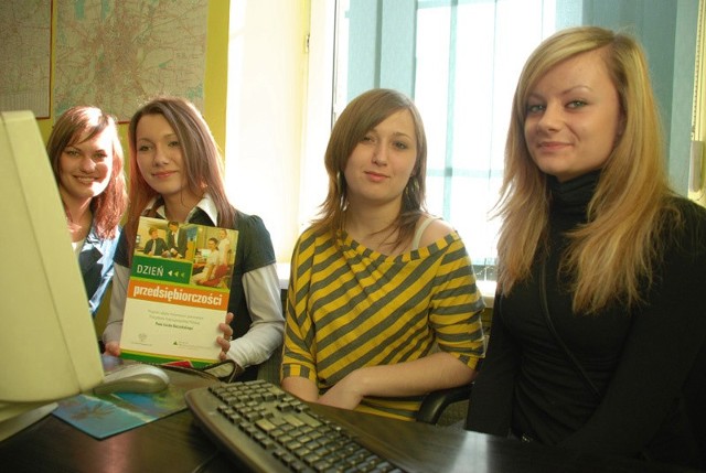 Uczennice Zespołu Szkół Spożywczych i Hotelarskich podczas redagowania tekstu.