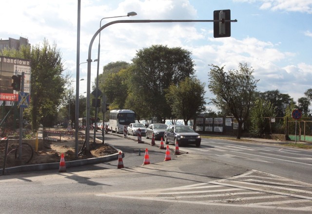 Przed nową galerią handlową przy skrzyżowaniu ulic  Struga i Zbrowskiego trwają prace drogowe.