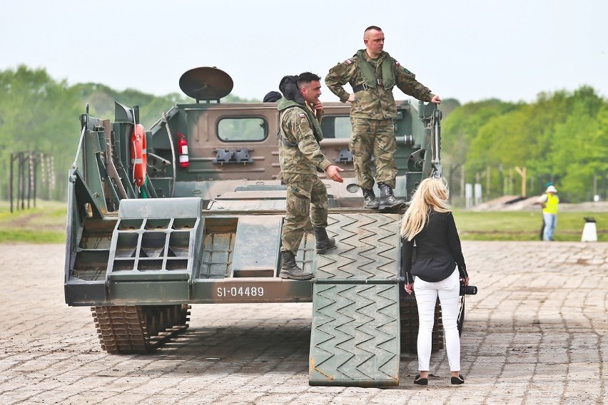 Wojskowe transportery w Odrze koło Kozanowa [ZDJĘCIA]     