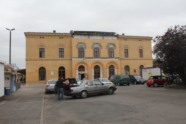 PKP SA udostępniły już firmie DOTA plac budowy. Poznańska firma zobowiązała się dokończyć remont dworca w ciągu 17 tygodni, czyli na początku 2017 r. Oby tak się stało.