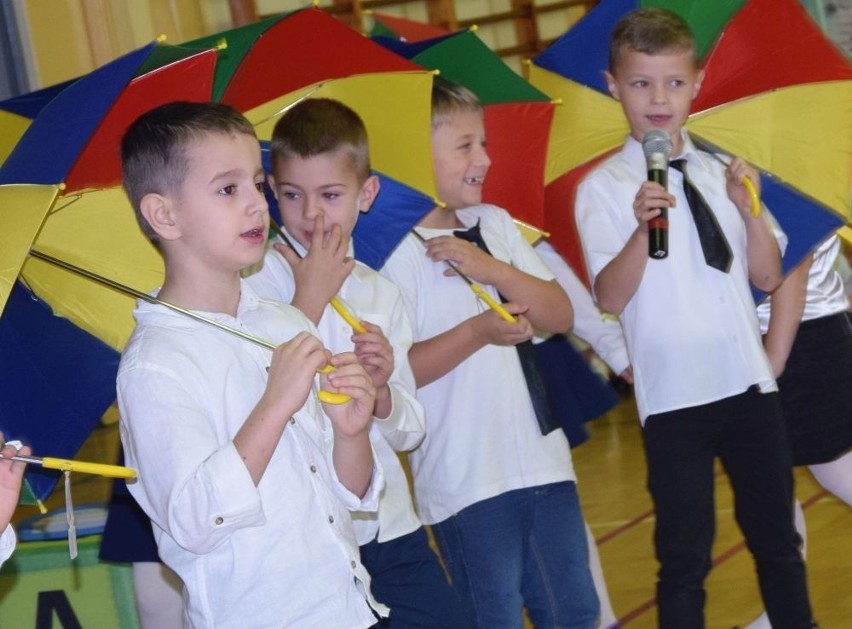 Pierwszaki w szkole w Ostojowie pasowane i pobłogosławione 