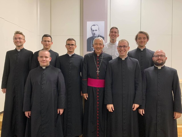 Alumni Wyższego Seminarium Duchownego w Łodzi i Seminarium 35 plus z hiszpańskim biskupem, który wziął udział w VI Ogólnopolskim Kongresie Nowej Ewangelizacji