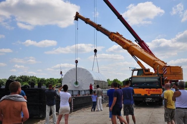 Gigantyczne zbiorniki już płyną Wisłą do Gdańska