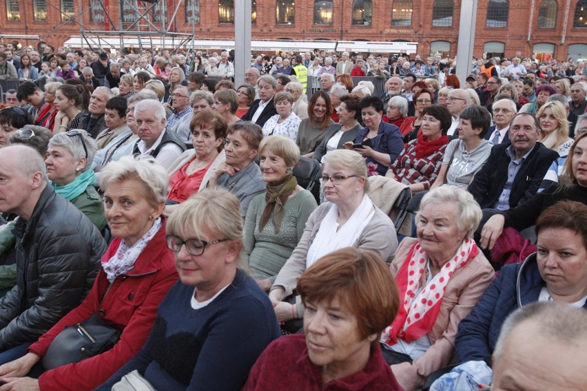 Tłumy łodzian przyszły w sobotę wieczorem do Manufaktury, aby obejrzeć na żywo pierwszą operę o historii Łodzi, ich miasta. 