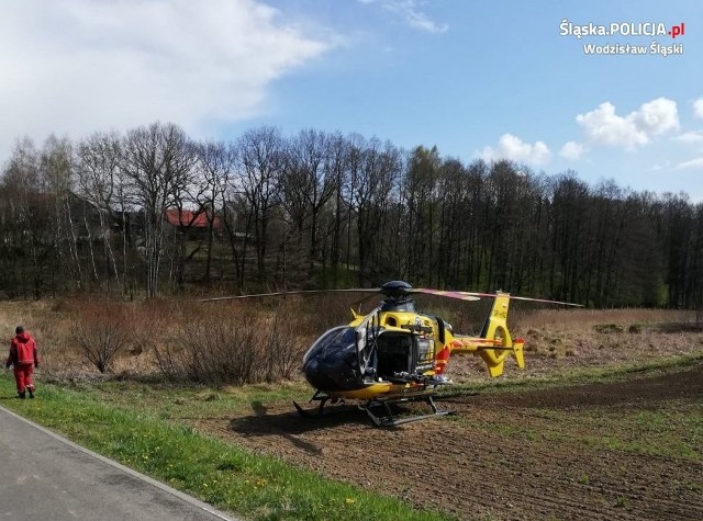 Wypadek rowerzysty w Połomi. Mężczyznę reanimowali policjanci z Rybnika i strażak ze Świerklan