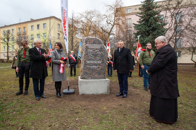 Skwer POW został już "odczyniony" w 2016 r. za sprawą pomnika ofiar represji w stanie wojennym