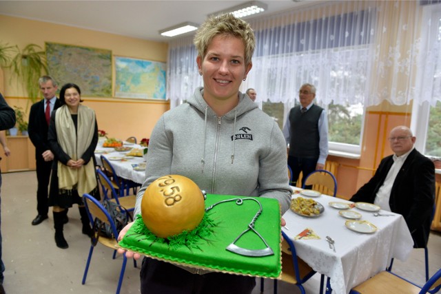 Prawie dwa tygodnie temu Anita Włodarczyk odwiedziła Zespół Szkół Sportowych i Ogólnokształcących na gdańskiej Żabiance. Sportsmenka odebrała specjalnie dedykowany jej tort