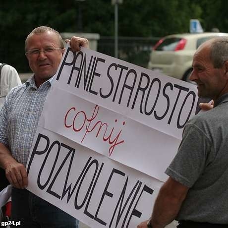 Mieszkańcy Bydlina protestowali w środę przed starostwem.