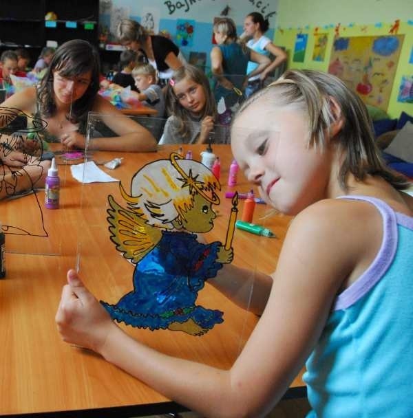 Dzieci ze świetlicy Promyk przygotowały na loterię piękne obrazki malowane na szkle i kwiaty z firanek