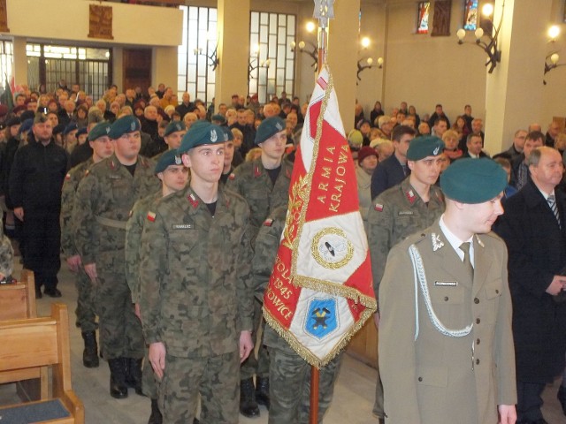 Grupy mundurowe w kościele Wszystkich Świętych