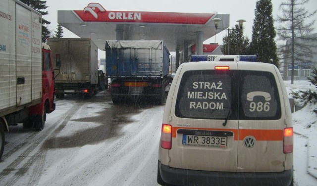 Strażnicy miejscy zatrzymali złodzieja benzyny, który usiłował ukraść paliwo na jednej ze stacji przy ulicy Kieleckiej w Radomiu.