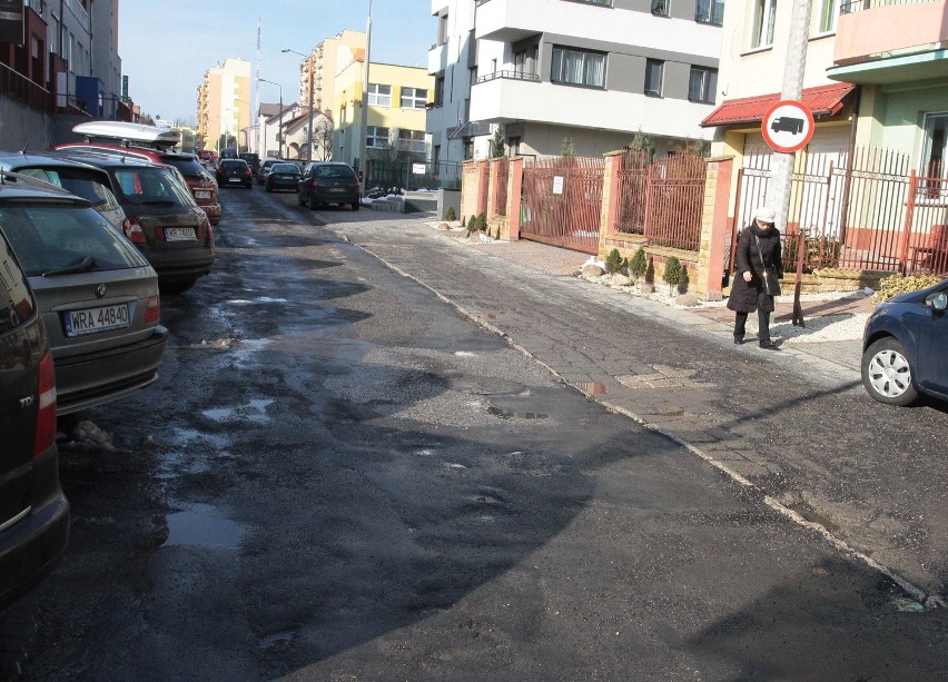 Interwencje "Echa Dnia". Ulica Klonowica na Zamłyniu w Radomiu jest w fatalnym stanie 