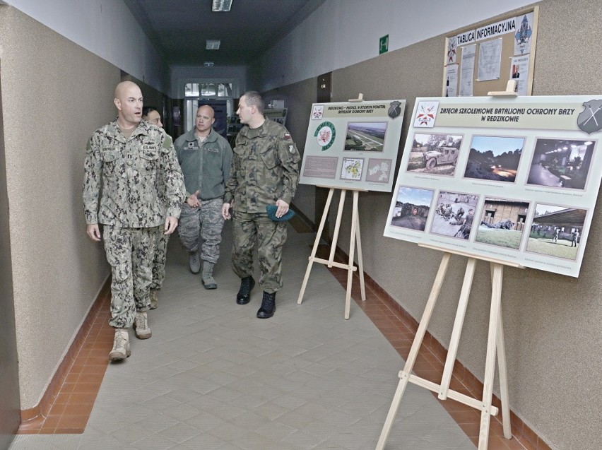 Polski dowódca batalionu oraz amerykański dowódca Navy...