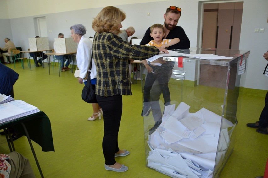 Wybory samorządowe 2024. W Stalowej Woli mieszkańcy głosowali głównie po mszach świętych. Zobacz zdjęcia z lokali wyborczych