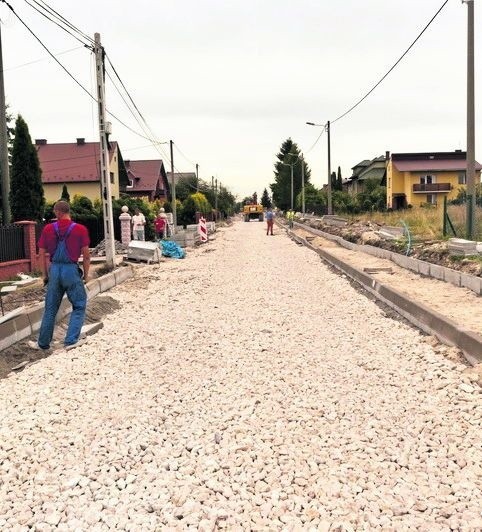 Prace na ulicy Rajskiej w Sędziszowie miały zakończyć się w lipcu. Potrwają jednak do końca września.