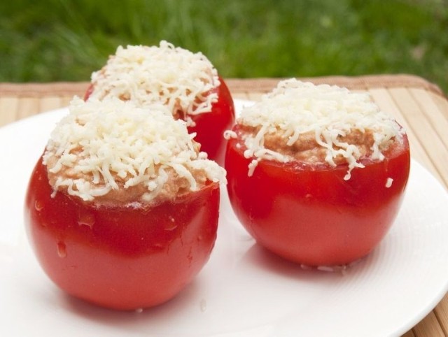Nadziewane pomidory z parmezanem można przygotować na grillu lub w piekarniku.