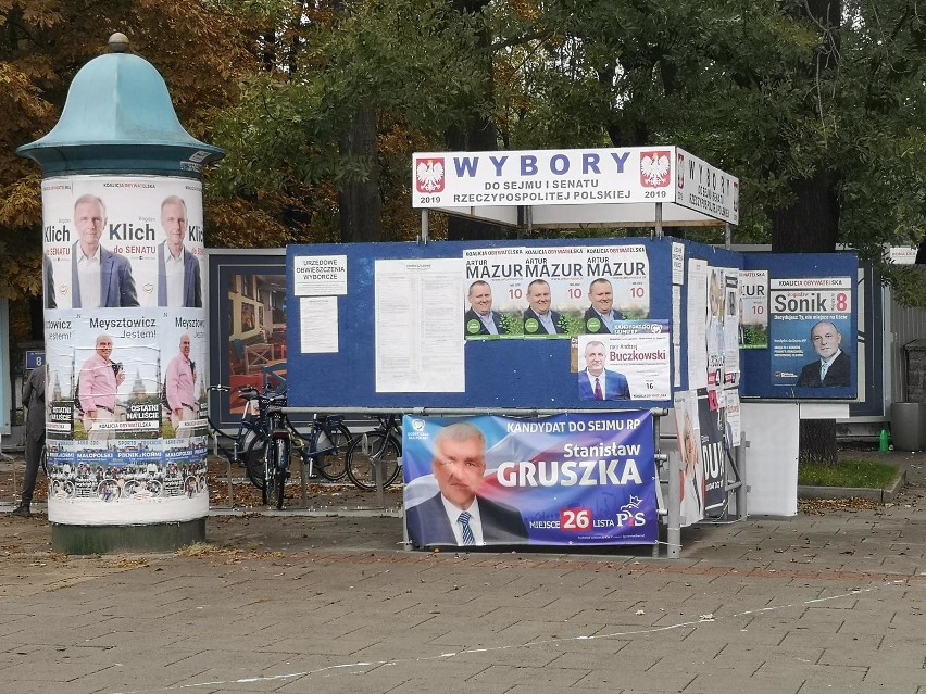 Kraków. Wybory 2019. Plakaty wyborcze opanowały miasto. Trwa walka o wyborców [ZDJĘCIA]
