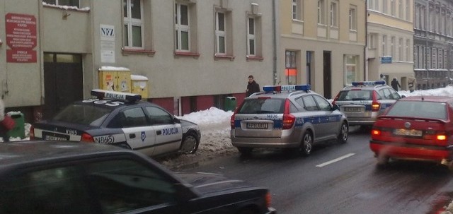 Mężczyzna został zatrzymany i przewieziony do przychodni rejonowej przy ul. Tuwima w Słupsku, gdzie pobrano mu krew do badania. W akcji wzięły udział aż trzy radiowozy.
