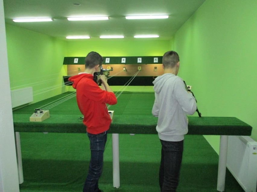 Celne strzały gimnazjalistów na strzelnicy Klubu Strzeleckiego „Gryf Słupski” 