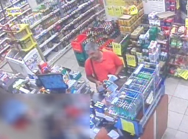 Policja poszukuje mężczyzny, który ukradł plecak z rynku w Katowicach. Następnie skradzioną kartą płacił w sklepie spożywczym