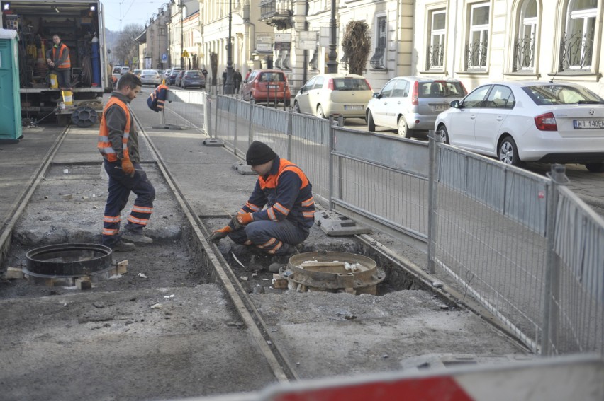 Prowadzone są prace naprawcze studni kanalizacyjnych na ul....