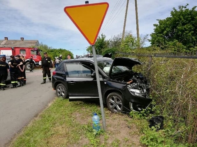 W miejscowości Chudaczewo (gmina Postomino) dwa samochody osobowe wjechały w ogrodzenie po tym jak prawdopodobnie jeden pojazdów nie ustąpił pierwszeństwa drugiemu. W samochodach jechało łącznie 5 osób. Na szczęście nikomu nic poważnego się nie stało. Przyczyny zdarzenia wyjaśnia policja.