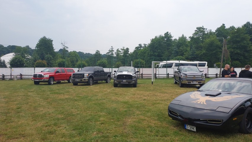 Amerykańskie pojazdy zaparkowały w Bałtowie. Niezła gratka dla pasjonatów motoryzacji. Niezwykłe maszyny na II Redneck Weekend 2023