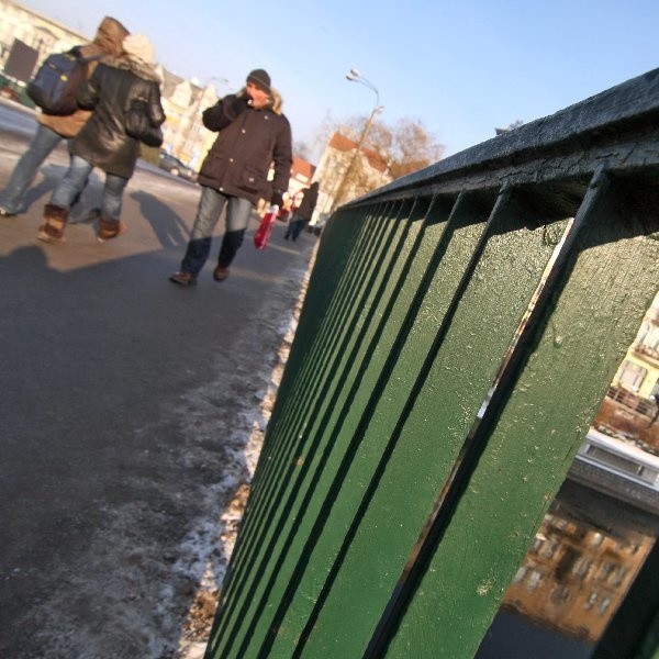 Latem siermiężne barierki na moście ma zastąpić stylizowana balustrada