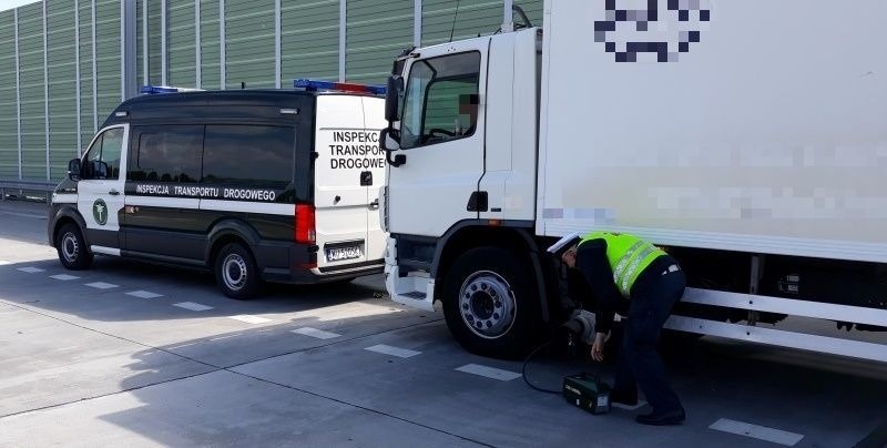 Wspólne kontrole ciężarówek Inspekcji Transportu Drogowego z Inspekcją Ochrony Środowiska w regionie radomskim 