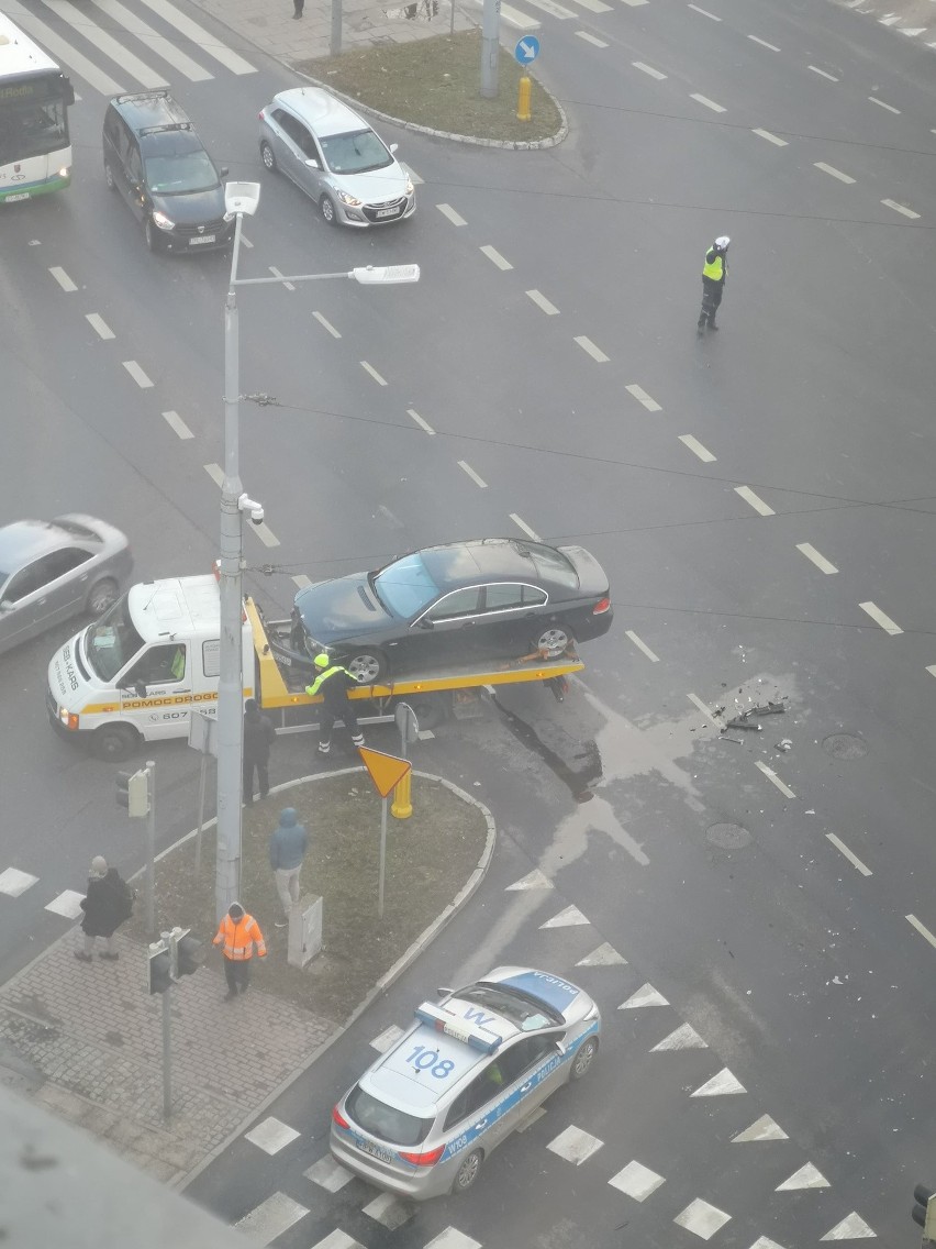 Zderzenie samochodów na skrzyżowaniu ul. Matejki i Malczewskiego