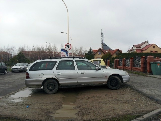 Tak się parkuje przy ul. Lwowskiej w Rzeszowie.