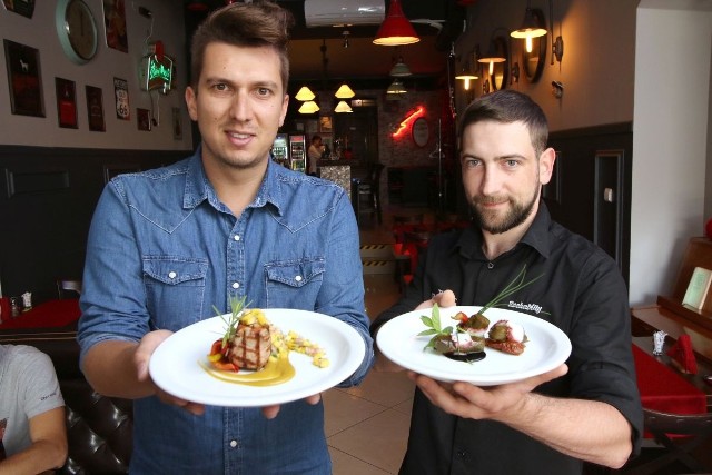 Jacek Tolewski, organizator wydarzenia i Tomasz Kaniszewski z Rockabilly prezentują festiwalowe dania.