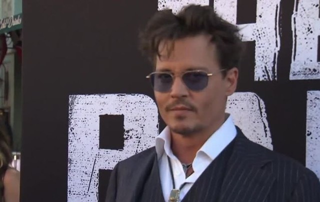 Jeszcze nie tak dawno popularny aktor Johnny Depp był jednym z najprzystojniejszych aktorów, mimo upływającego czasu zawsze prezentował się znakomicie. Niestety ostatnie zdjęcia jakie zostały opublikowane w sieci bardzo zaniepokoiły fanów hollywoodzkiego gwiazdora. WIĘCEJ ZDJĘĆ - KLIKNIJ DALEJ