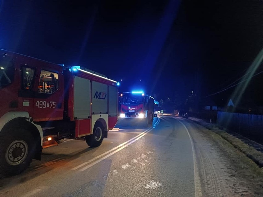 Osobowa skoda uderzyła w przepust w Parszowie, kierowca uciekł