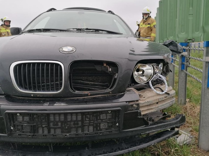 Szczuczyn. Wypadek na drodze ekspresowej. BMW wbiło się w barierki