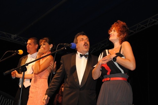 Artyści na scenie - (od prawej) Barbara Kalinowska, Ryszard Smęda, Małgorzata Długosz, i Tomasz Jedz (tenor)