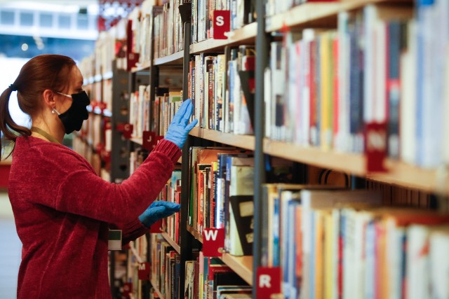 Biblioteki znów udostępniają zbiory Czytelnikom, choć na razie o swobodnym dostępie do półek raczej nie ma mowy. Książki są wydawane zainteresowanym przez bibliotekarzy