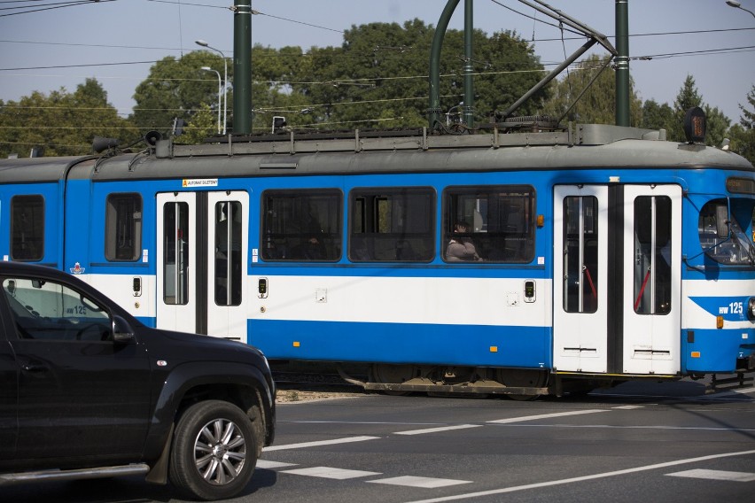 Na Rondzie Czyżyńskim tramwaje blokują auta