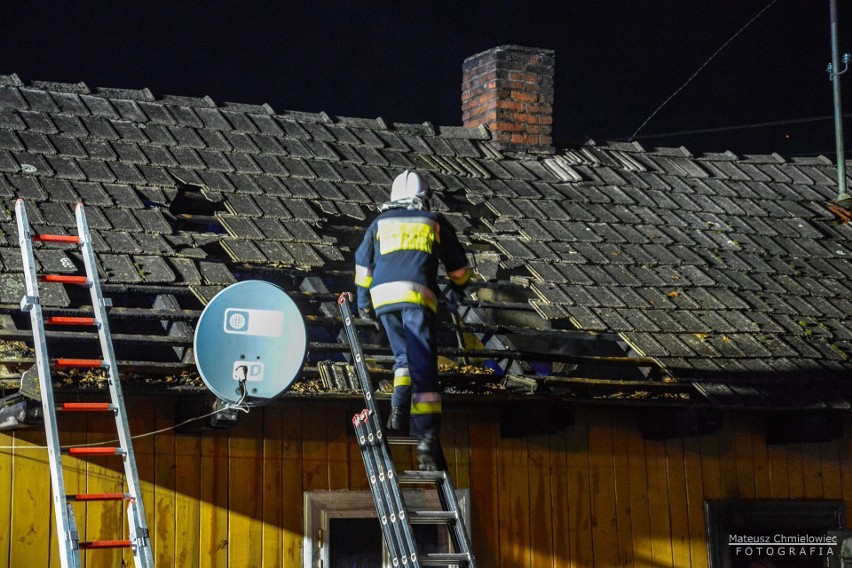 Pożar domu w Grębowie. Poszkodowany starszy mężczyzna z oparzeniami przetransportowany został do szpitala