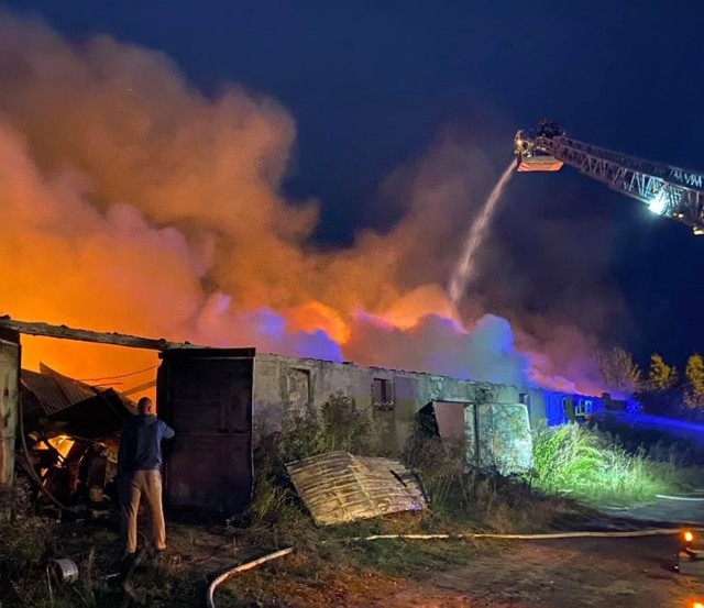 Pożar w Mysłowicach gasi ponad 20 zastępów straży pożarnej. Zobacz kolejne zdjęcia. Przesuwaj zdjęcia w prawo - naciśnij strzałkę lub przycisk NASTĘPNE