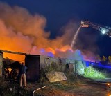 Wielki pożar w Mysłowicach. Spłonęły hale w Krasowach, zawalił się dach. Strażacy walczyli z ogniem w nocy