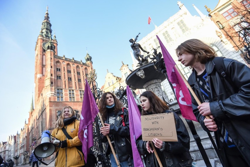 Gdańsk solidarny z obywatelami Kazachstanu i Białorusi. Pod Fontanną Neptuna odbyły się protesty