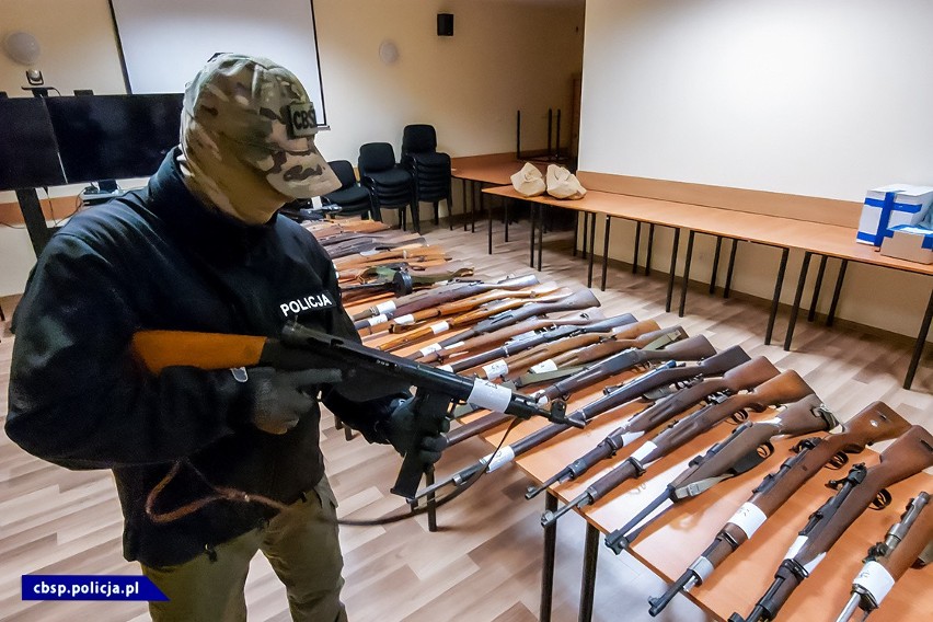 Akcja policji w województwie świętokrzyskim i innych częściach kraju. Zabezpieczono broń. Zginął człowiek - zobacz zdjęcia i film