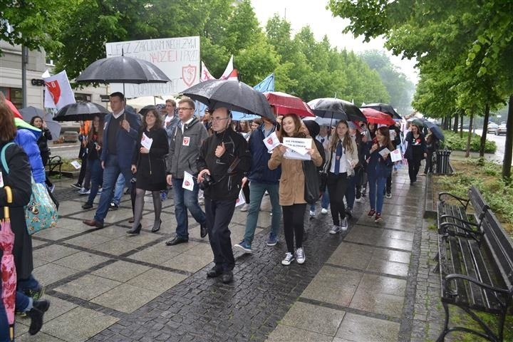 Częstochowa: Protest w obronie I Liceum Ogólnokształcącego...