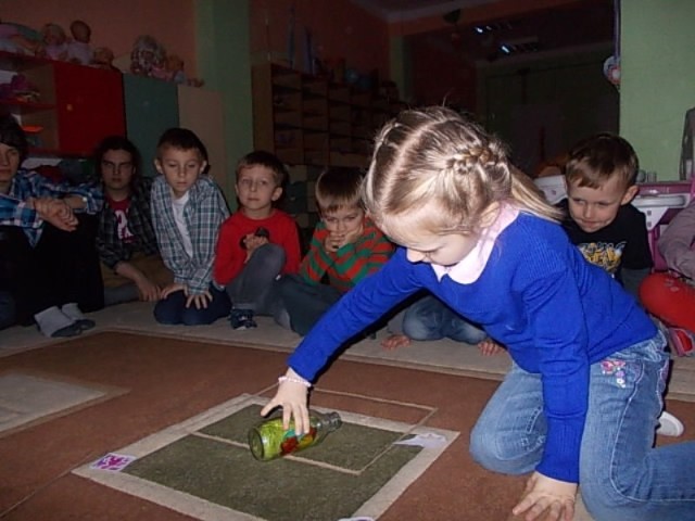 Przedszkolaki z "Bajki" za pomocą przeróżnych akcesoriów sprawdzały przyszłość