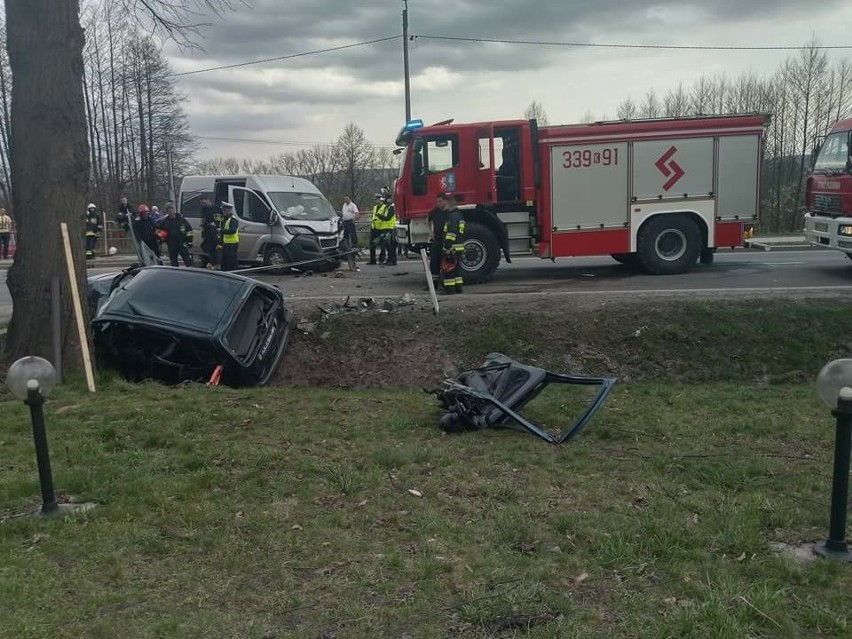 Kochanów. Bus zderzył się z samochodem osobowym. Przyleciał helikopter