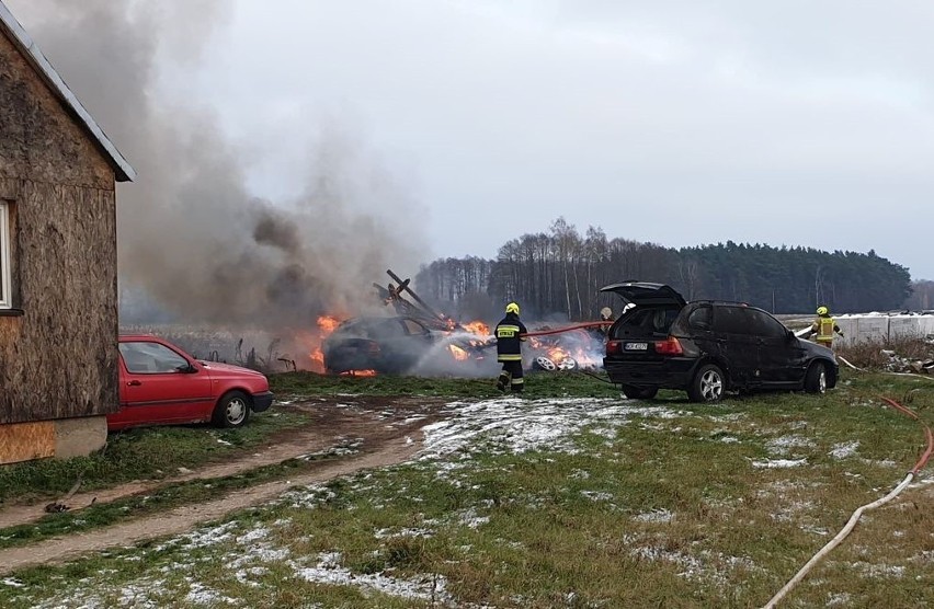 Pożar w Przeździecku-Lenartach. Spłonął budynek gospodarczy i samochody. 20.11.2022