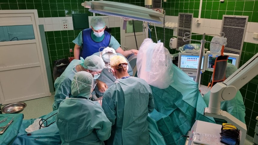Sukces lekarzy ze szpitala Rydygiera i Jana Pawła 2 w Krakowie. Wspólnie przeprowadzili skomplikowany zabieg 