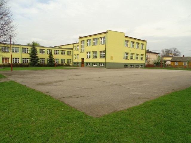 Przy Szkole Podstawowej w Zwoleniu (ulica Ludowa) powstanie nowoczesny kompleks sportowy. Beton z boiska zniknie, a w jego miejsce pojawi się sztuczna trawa.
